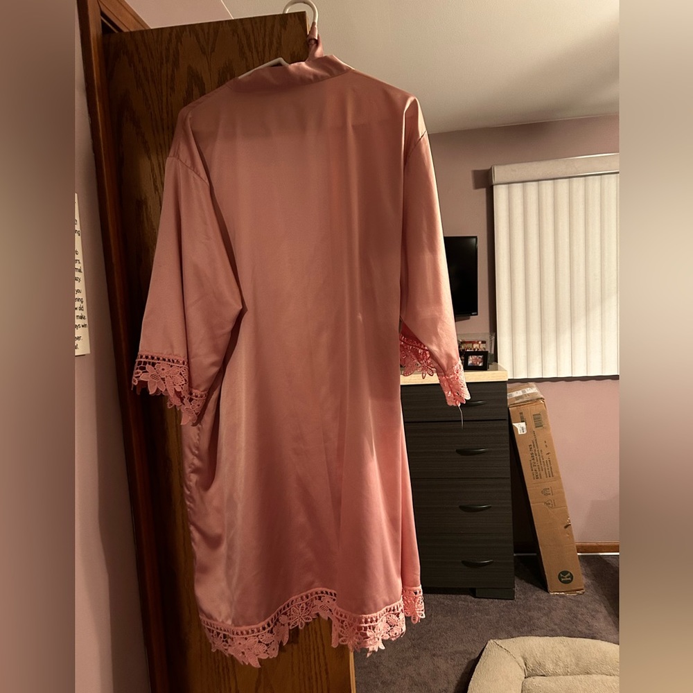Robe - Picture 2 of 2